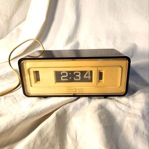 Mid century alarm clock by GE in working order